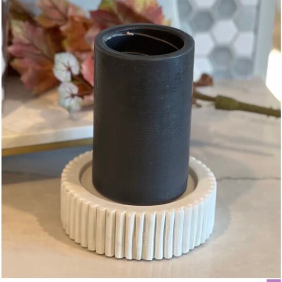 Spiral Light Candle SUEDE AND CEDAR 4 X 4 Round 30hr Burn -Brand New Medium - Picture 1 of 7